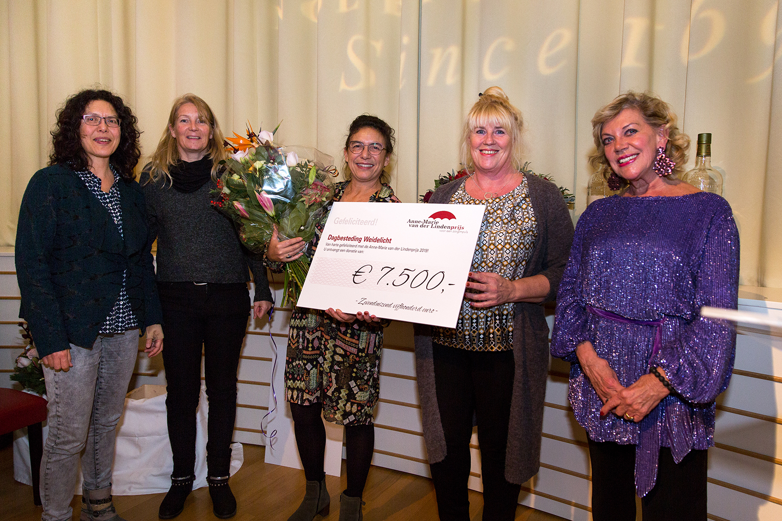 Boerderij Weidelicht uit Schipluiden kreeg eveneens een mooie bos bloemen en een cheque met een symbolisch bedrag van elk € 7.500,-