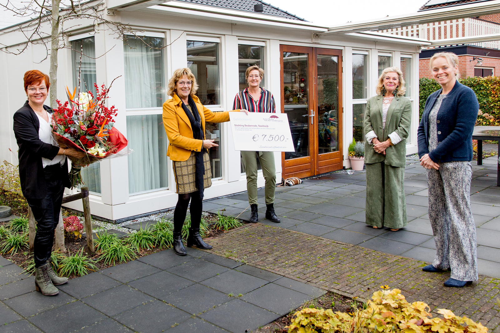 'Stichting Beukenrode' uit Naaldwijk kreeg eveneens een mooie bos bloemen en een cheque met een symbolisch bedrag van elk € 7.500,-