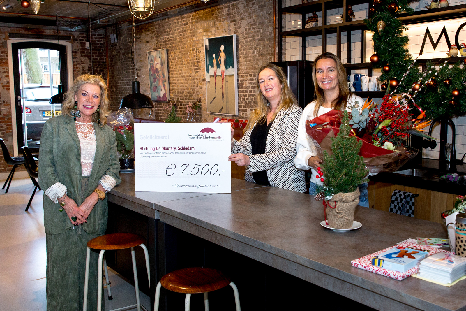 Stichting De Moutery uit Schiedam kreeg eveneens een mooie bos bloemen en een cheque met een symbolisch bedrag van € 7.500,-