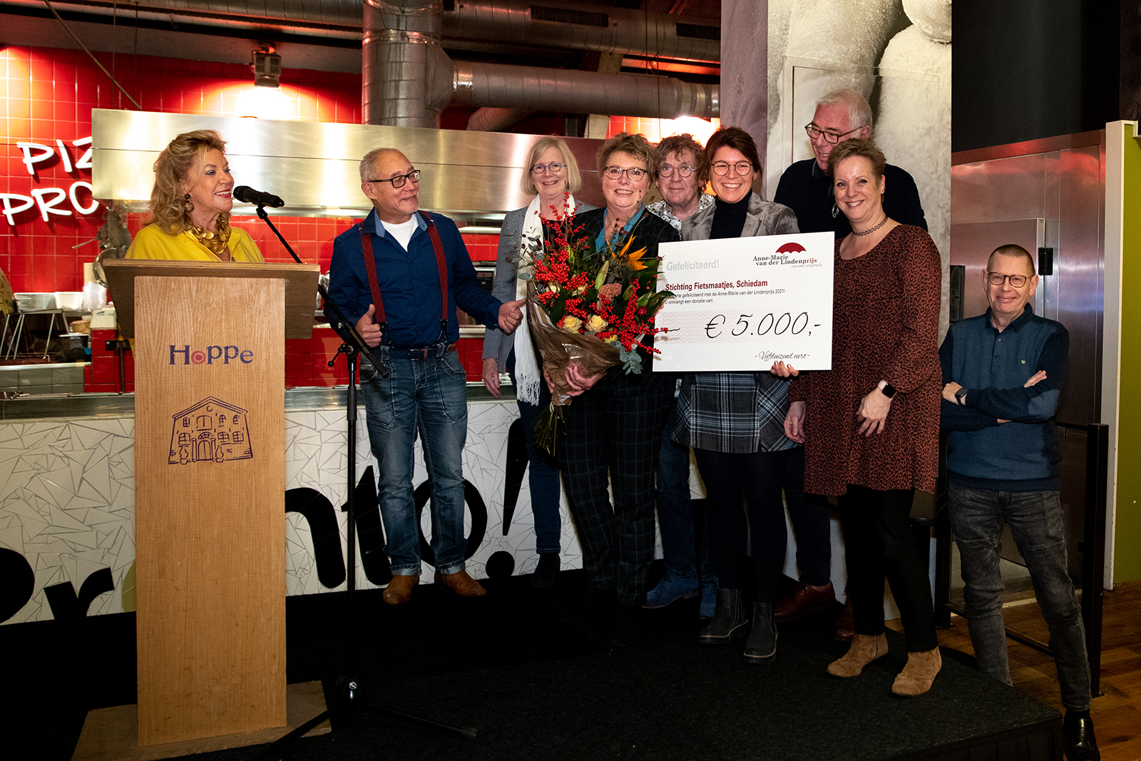 Stichting Fietsmaatjes uit Schiedam kreeg eveneens een mooie bos bloemen en een cheque met een symbolisch bedrag van €5000