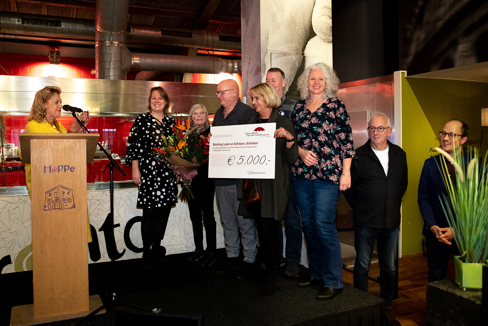 Stichting Lezen en Schrijven Schiedam kreeg eveneens een mooie bos bloemen en een cheque met een symbolisch bedrag van €5000