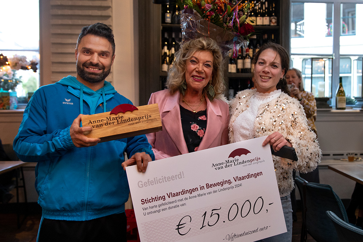 Met een donatie van € 15.000,- is Stichting Vlaardingen in Beweging de winnaar van de Anne-Marie van der Lindenprijs 2024.