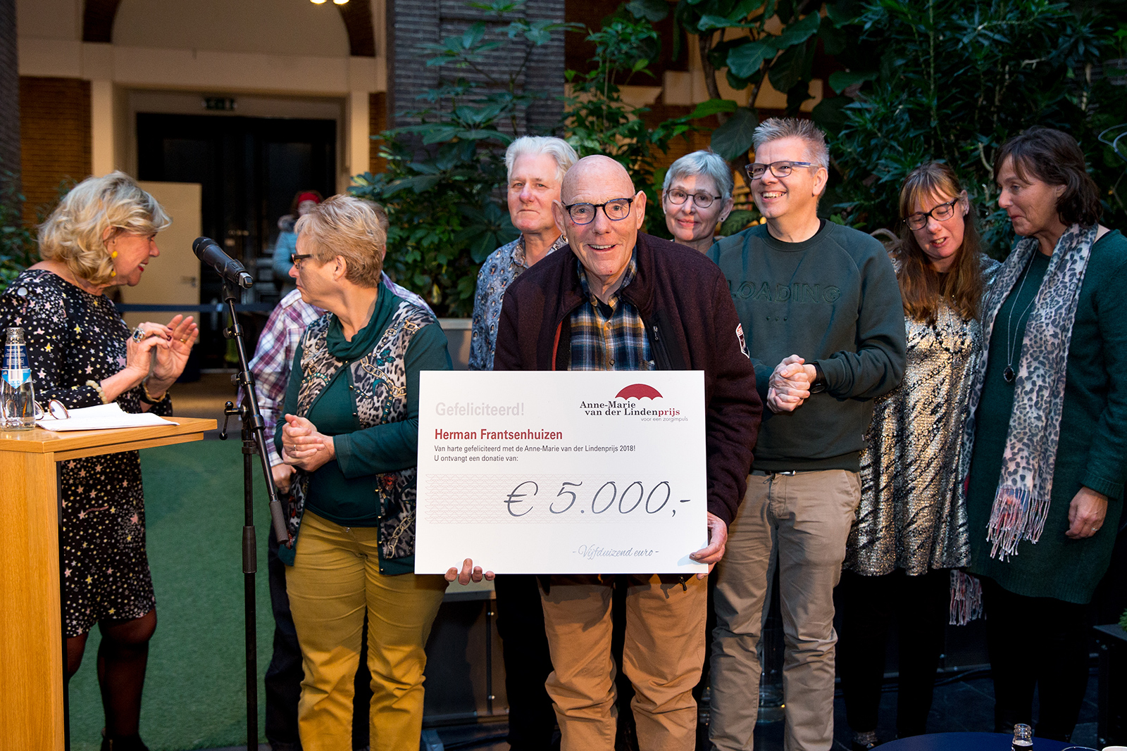 Herman Frantsenhuizen uit Vlaardingen kreeg eveneens een mooie bos bloemen en een cheque met een symbolisch bedrag van 5.000,- euro.