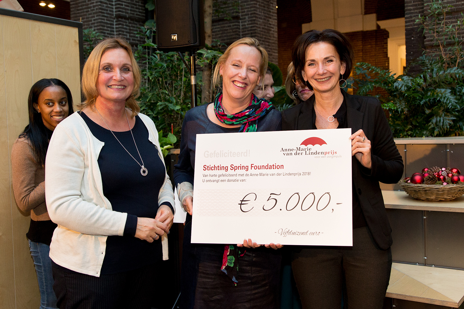 Spring Foundation uit Vlaardingen kreeg eveneens een mooie bos bloemen en een cheque met een symbolisch bedrag van 5.000,- euro.