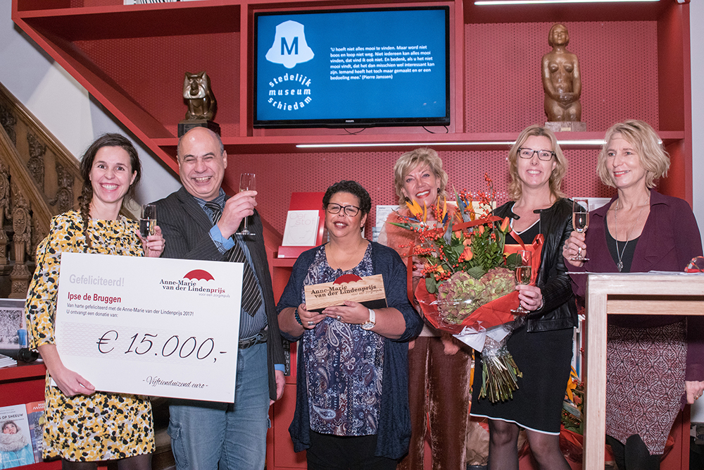 Met hun project 'ABCDate' is Ipse de Bruggen uit Zoetermeer op 7 december 2017 de gelukkige winnaar geworden van de Anne-Marie van der Lindenprijs 2017