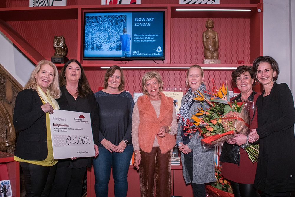 Spring Foundation (Vlaardingen) kreeg eveneens een mooie bos bloemen en een cheque met een symbolisch bedrag van 5.000,- euro.