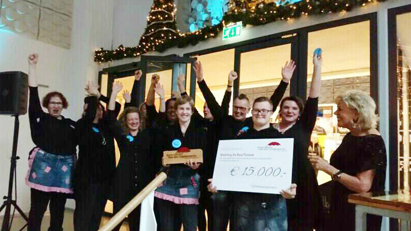 De medewerkers van De BuurTvrouw ontvingen uit handen van Anne-Marie zelf een mooi beeldje, een cheque ter waarde van 15.000,- euro en een prachtige bos bloemen.