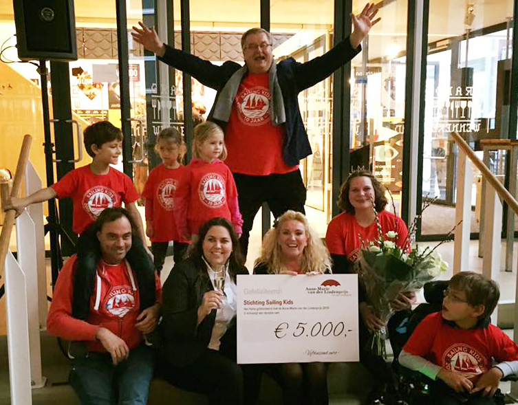 Stichting Sailing Kids, kreeg een mooie bos bloemen en een cheque met een symbolisch bedrag van elk 5.000,- euro